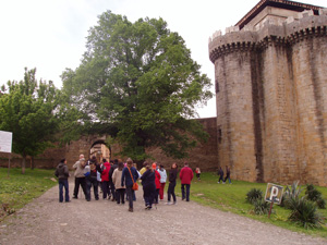 Vista exterior del Castillo y grupo de jóvenes subiendo la cuesta
